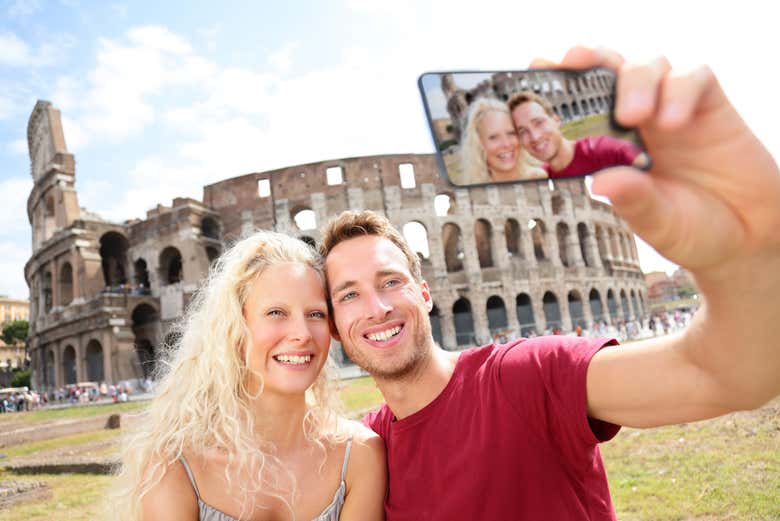 Uma selfie em frente ao Coliseu de Roma
