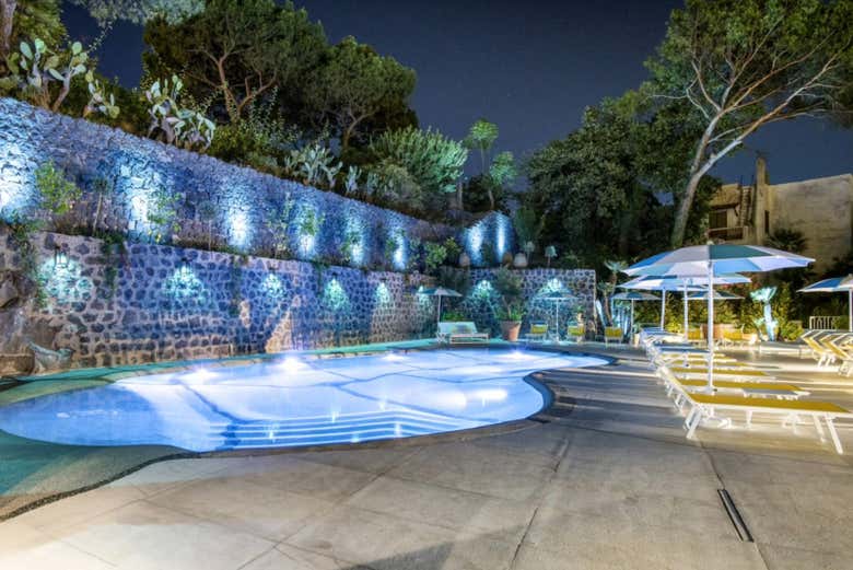 Piscina iluminada à noite