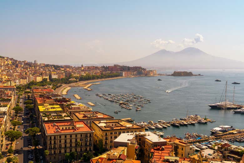 Vista panorâmica do porto de Nápoles com o Vesúvio ao fundo