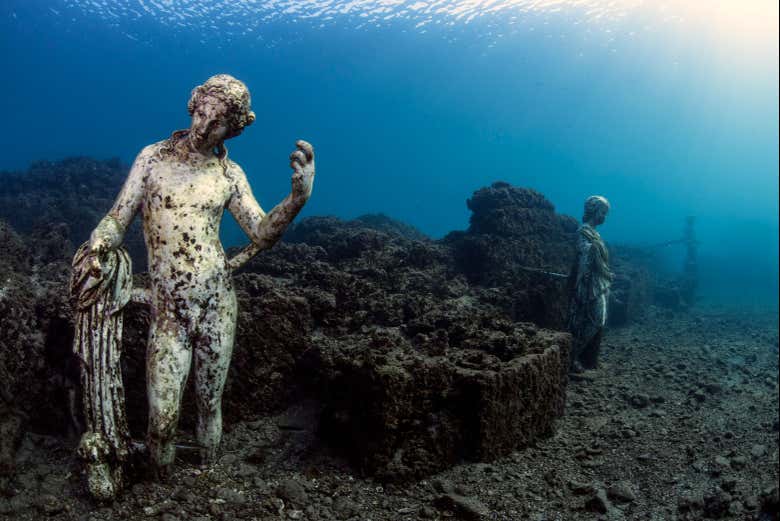 Uma estátua romana no Parque Arqueológico Subaquático de Baia