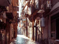 Rua típica de Nápoles