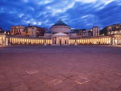 Praça do Plebiscito à noite