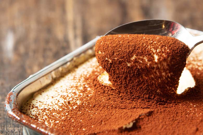 Tiramisu coberto de cacau