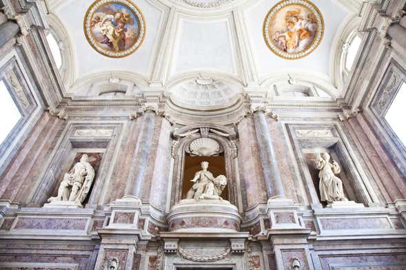 Trem e ingresso do Palácio Real de Caserta